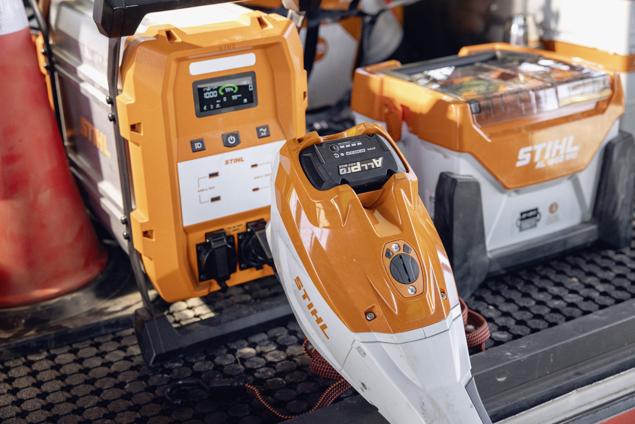 Az STIHL AL 1802 MO mobil töltő és az STIHL PS 2000 powerbank készen állnak az ALLPRO akkumulátorok feltöltésére a raktérben