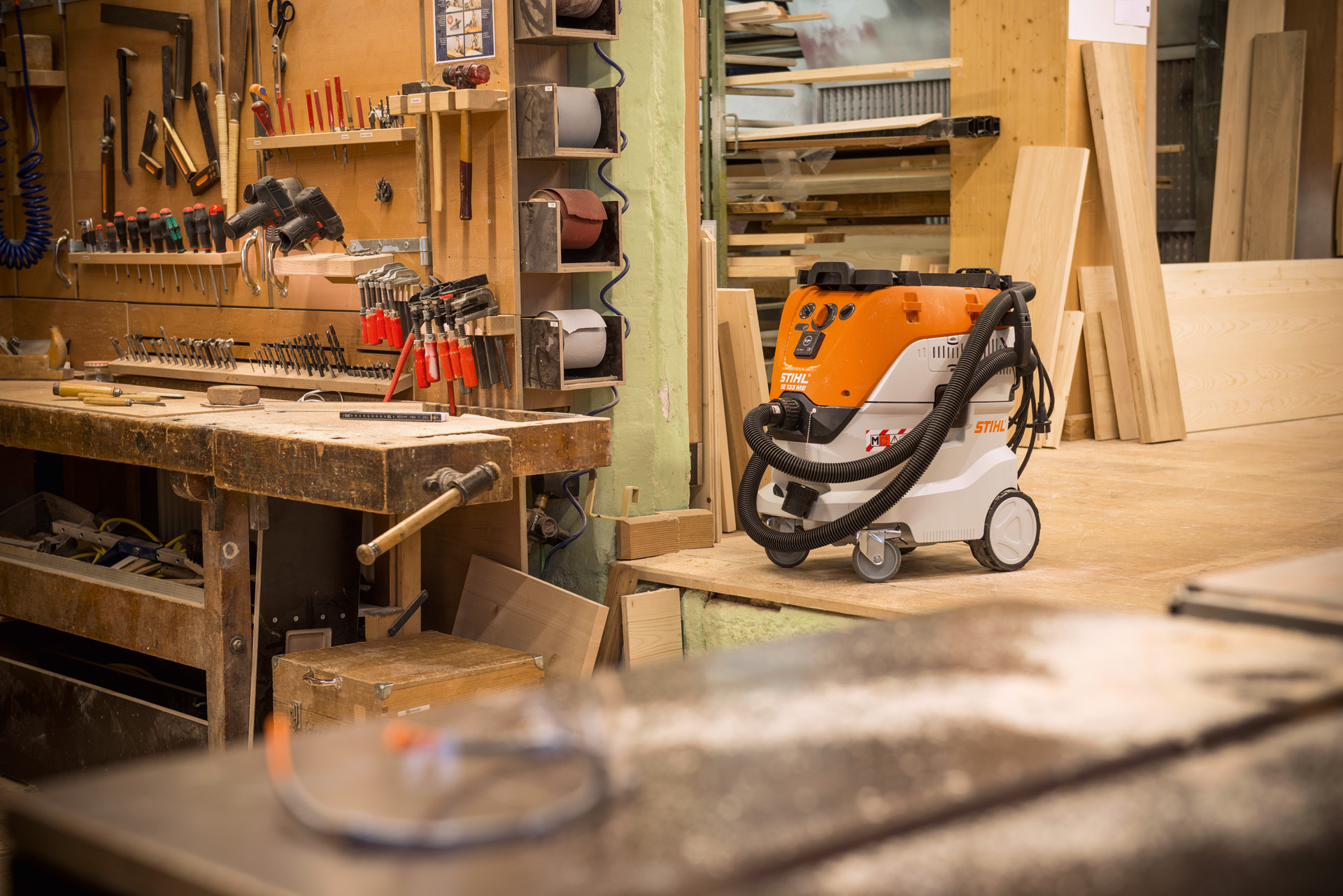 STIHL SE 133 ME száraz-nedves porszívó egy műhelyben