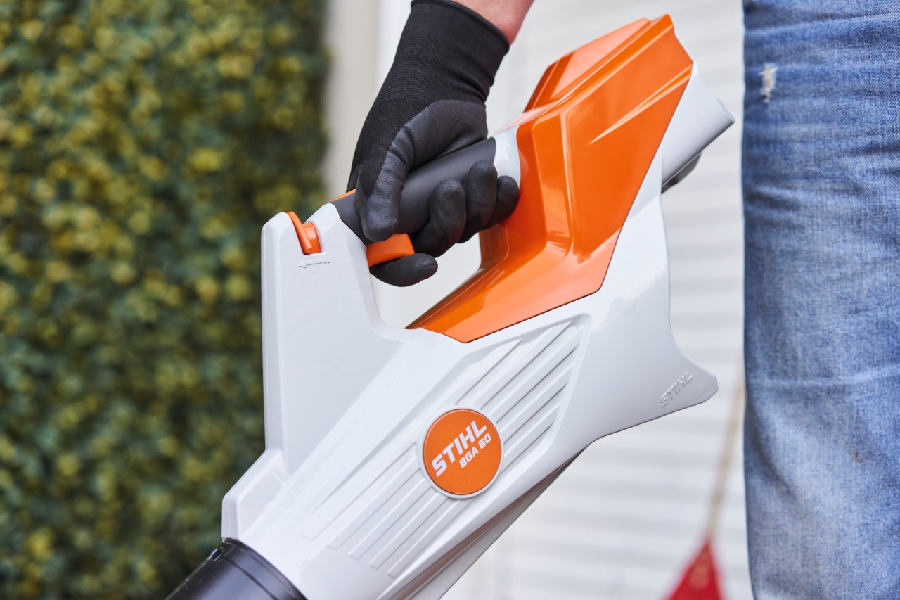 Közeli felvétel egy STIHL lombfúvóról egy ember kezében