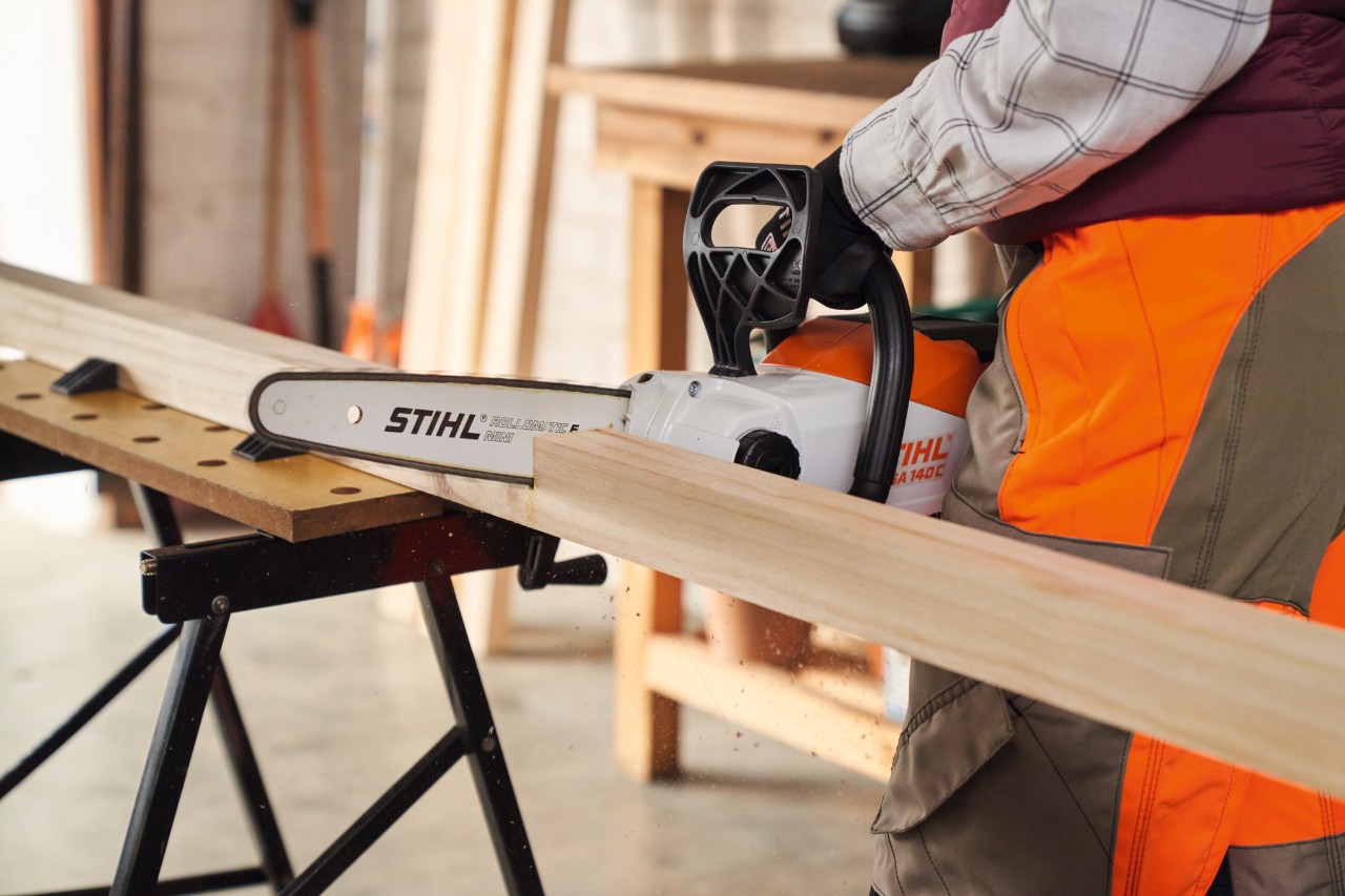 Felvétel arról, hogyan kell a STIHL MSA 140 akkumulátoros motorfűrésszel egy oszlopot levágni