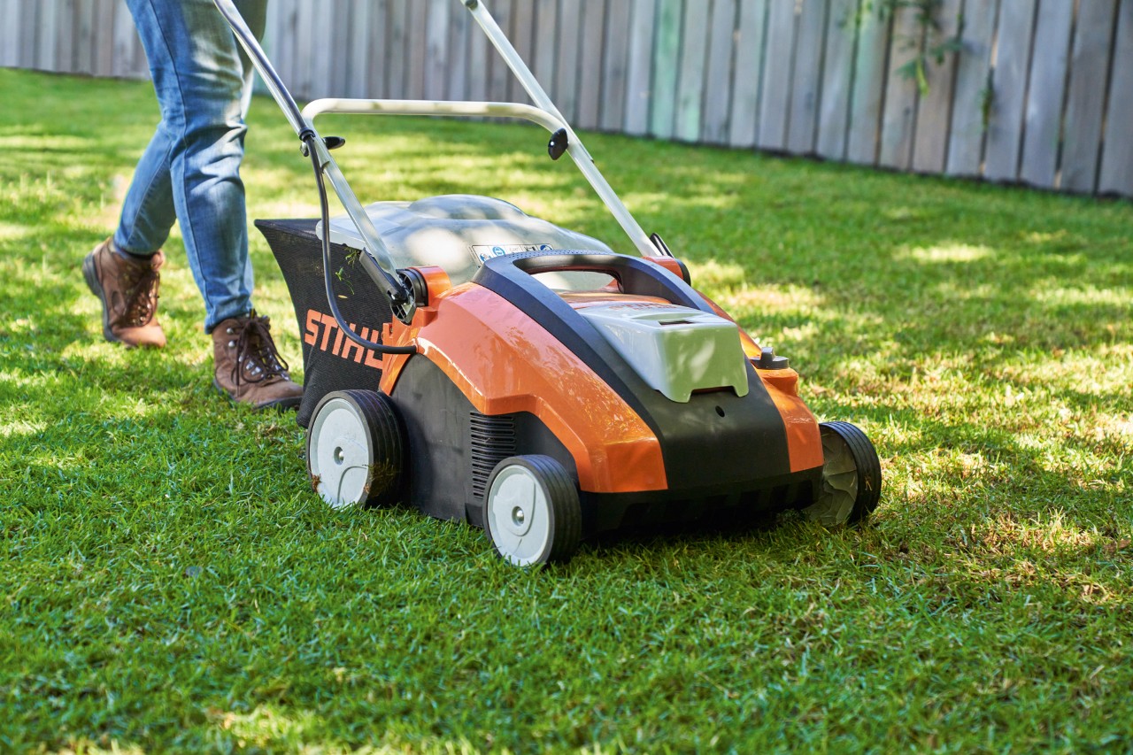 Zöld gyepfelület szellőztetése STIHL RLA 240 akkumulátoros gyepszellőztetővel