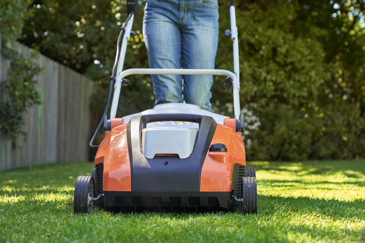A gyep szellőztetése STIHL RLA 240 akkumulátoros gyepszellőztetővel.