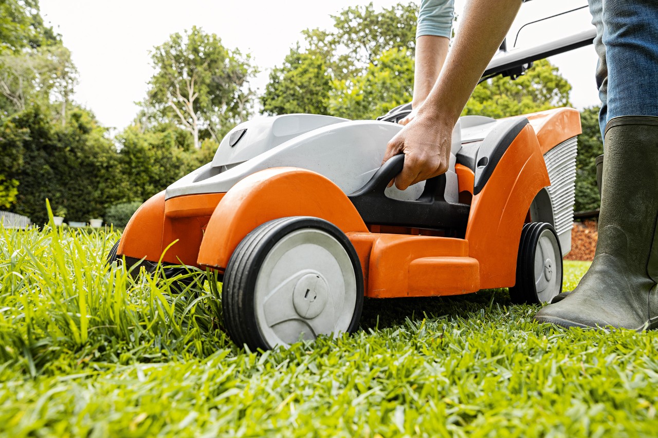 A STIHL RMA 339 C akkumulátoros fűnyírót ellenőrzik tavasszal a kertben