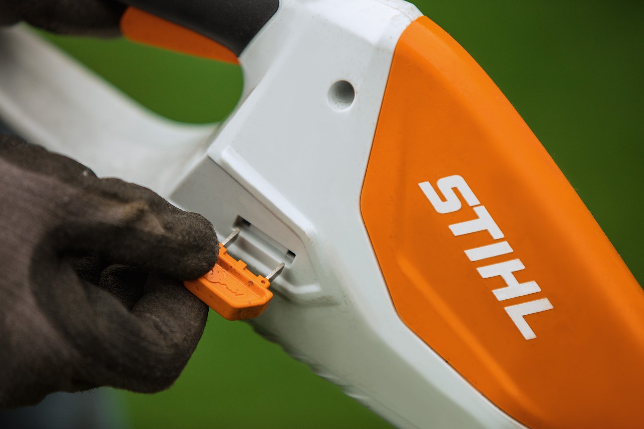 STIHL akkumulátoros szegélynyíró beépített akkumulátorral és aktiválókulccsal