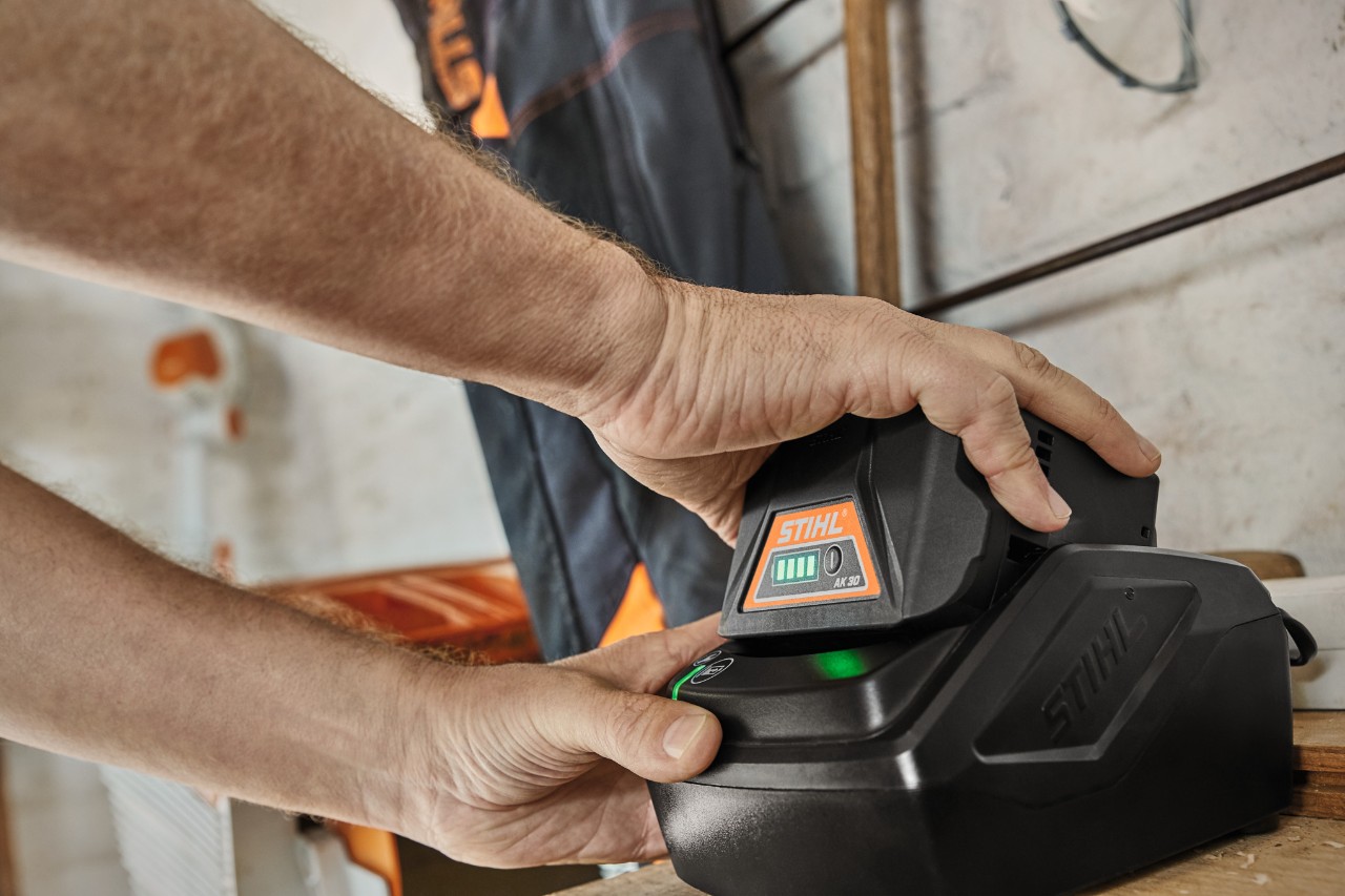 STIHL AK 30 lítium-ion akkumulátor töltés közben a töltőn