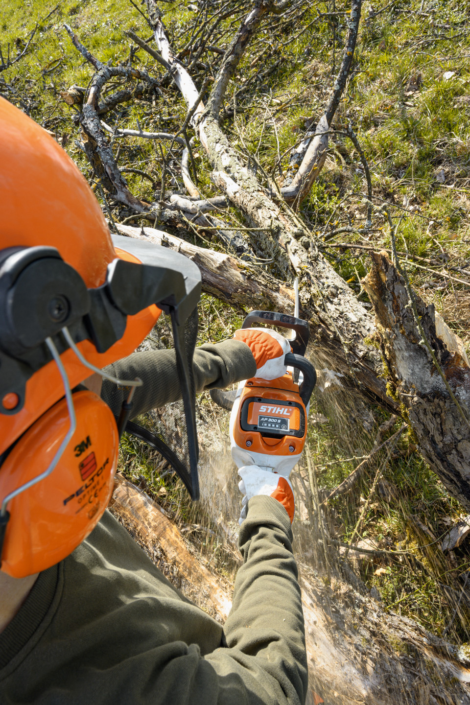 STIHL MSA 220 C-B akkumulátoros motorfűrész használat közben egy ágas fatörzsön