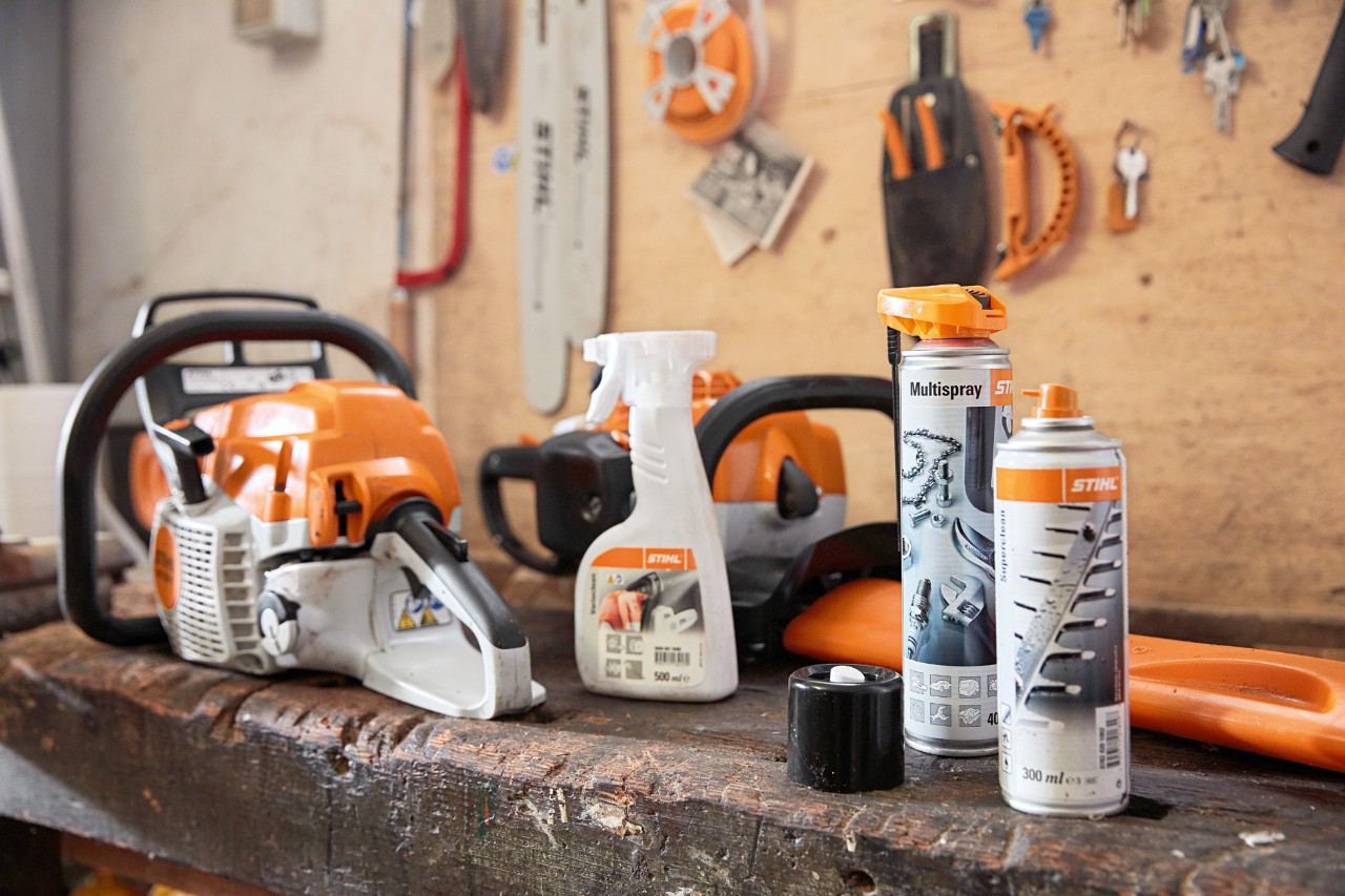 Anyagok a STIHL motorfűrész tisztításához