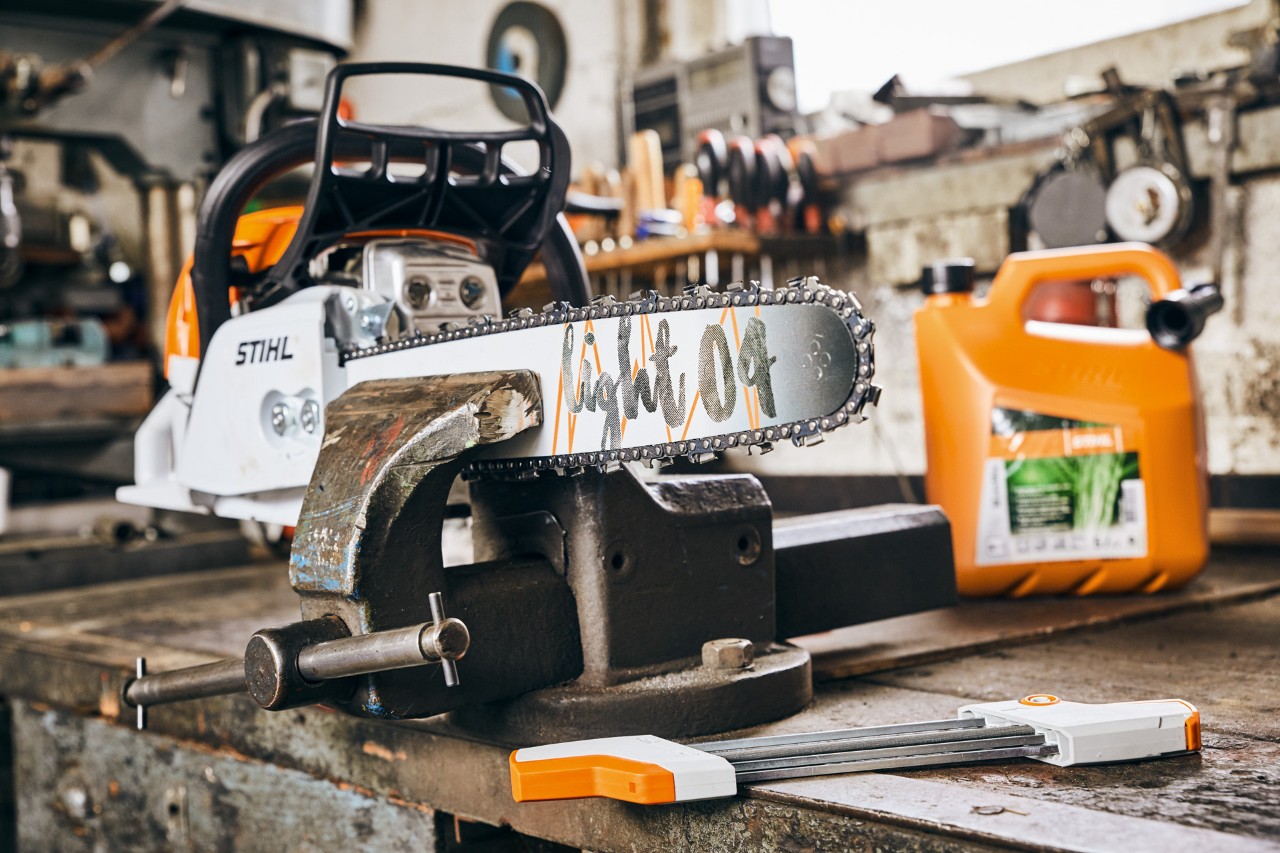 STIHL MS 261 C-M benzines motorfűrész Light 04 vezetőlemezzel a STIHL MotoMix üzemanyag-keverék mellett élezés előtt