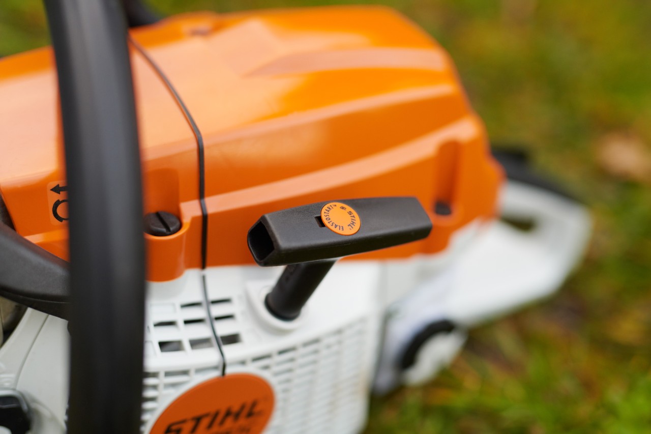 A STIHL M-Tronic motorvezérléses és ElastoStart fogantyús MS 261 C-M benzines motorfűrész indítófogantyúja