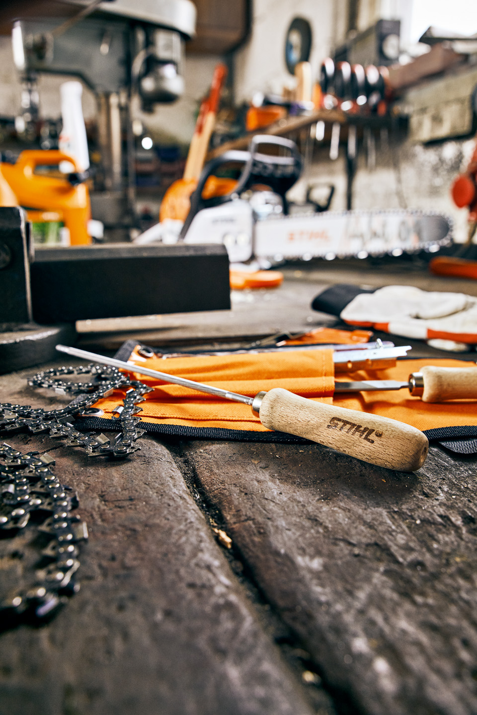 STIHL motorfűrész-élező és fűrészlánc a munkapadon egy műhelyben