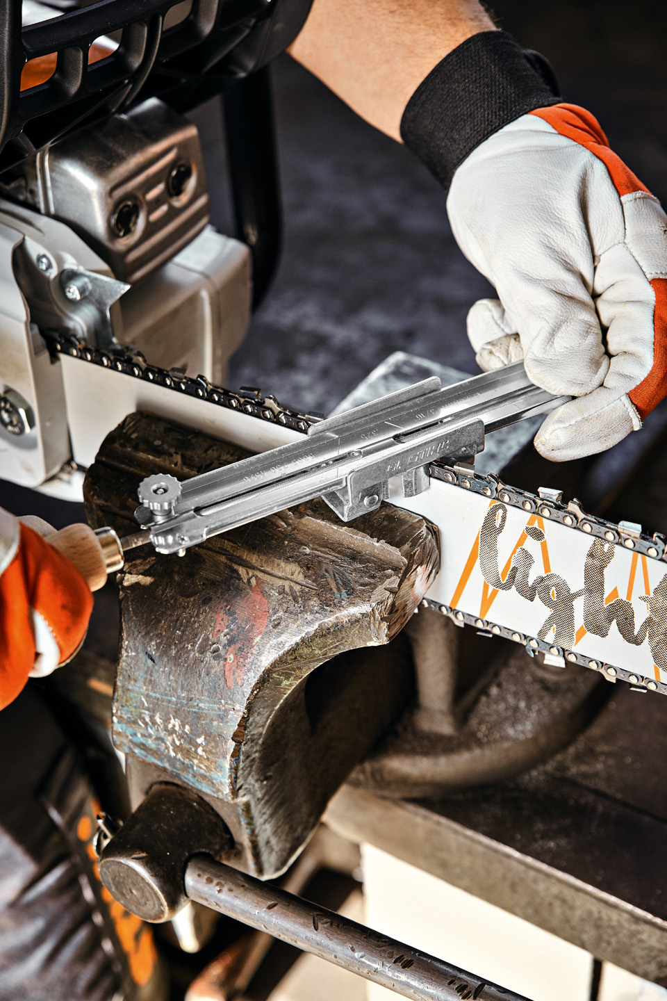 A STIHL Light 04 vezetőlemezen STIHL reszelővezetőt használó ember