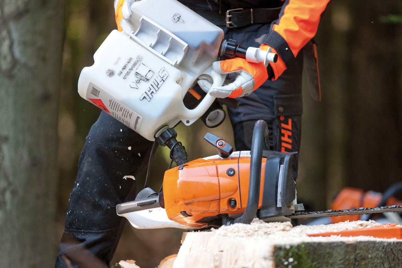  A STIHL MS 441 motoros fűrészt üzemanyag-keverékkel tankolják