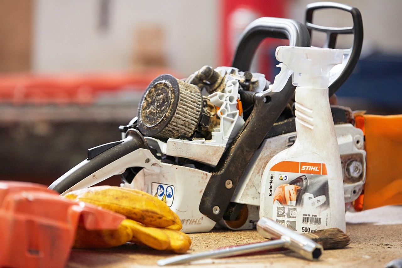 STIHL Varioclean tisztítószer egy STIHL motorfűrész mellett a munkapadon