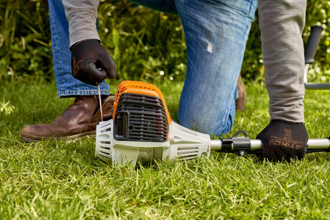 Egy férfi meghúzza a STIHL FS 91 benzinmotoros kasza indítózsinórját 