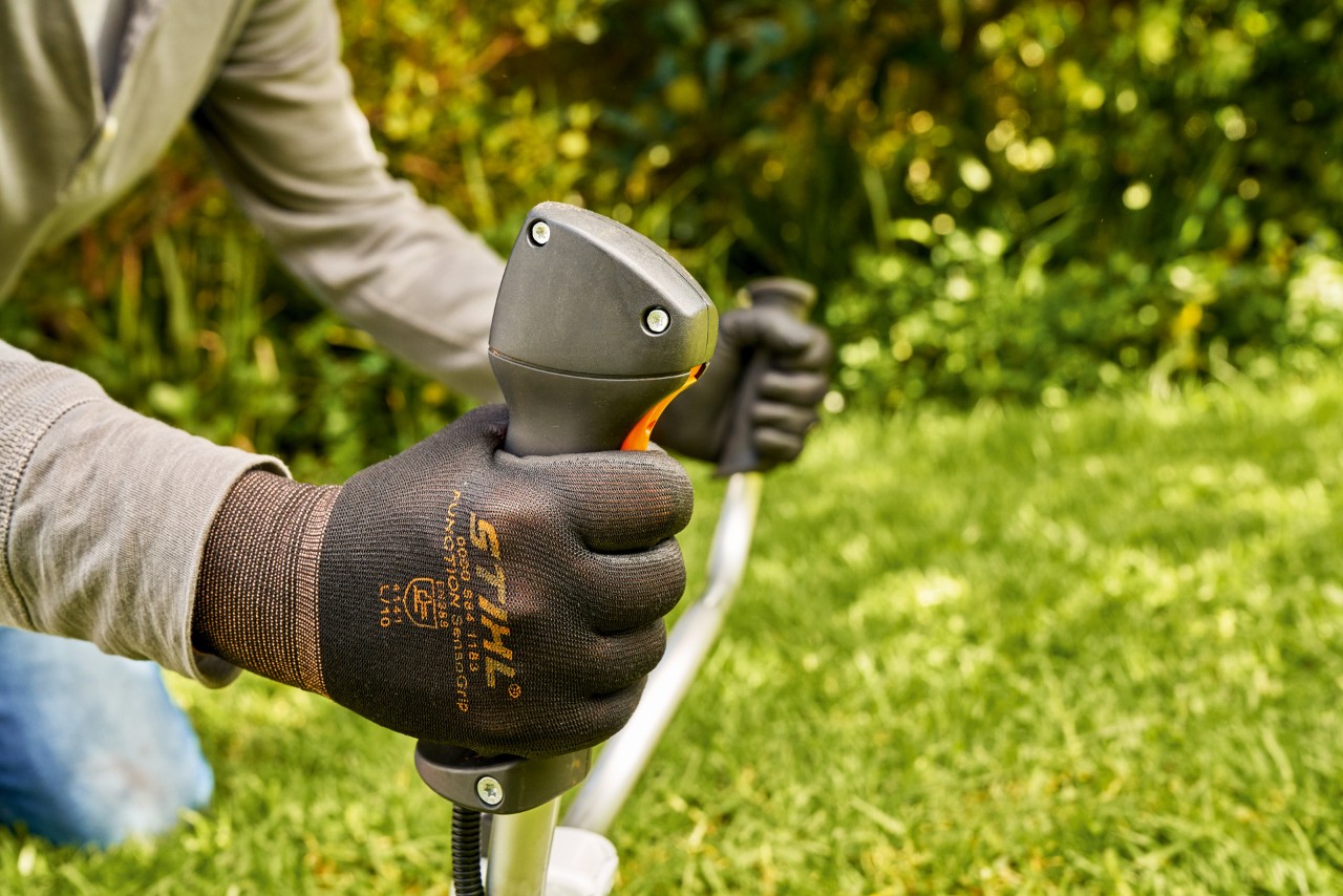 Egy férfi röviden beindítja a STIHL FS 91 benzinmotoros kaszát