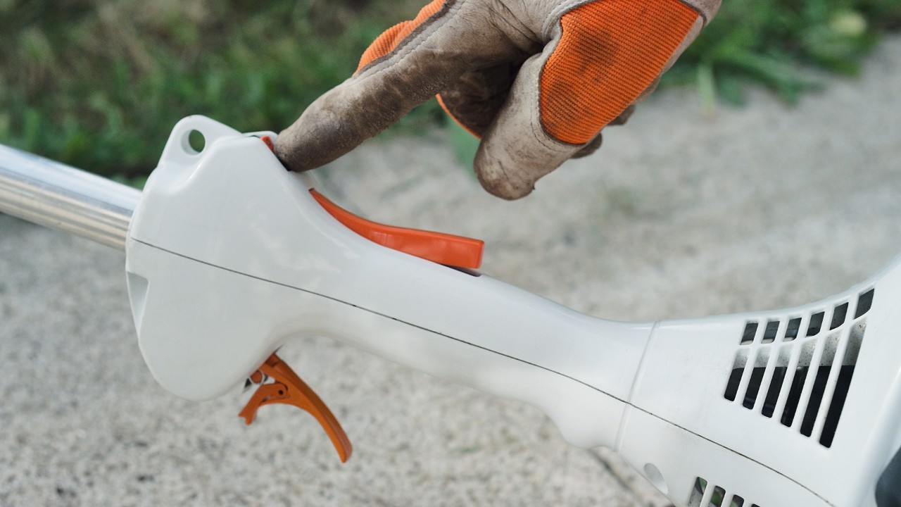 A STIHL FS 38 benzinmotoros kaszán megnyomják a Stop gombot.