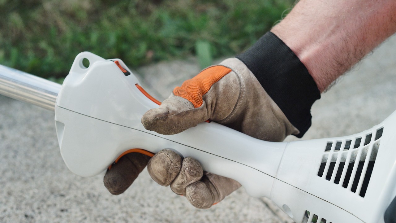 A STIHL FS 38 benzinmotoros kasza gázemeltyűje a helyére kattan