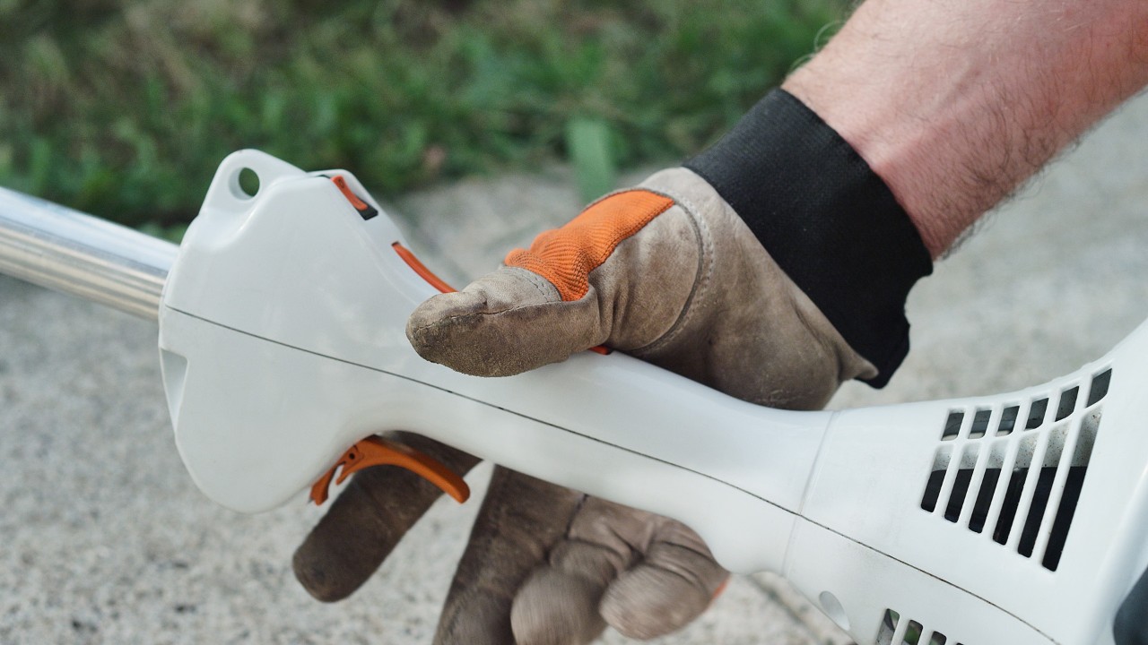 A STIHL FS 38 benzinmotoros kasza indítás állásban