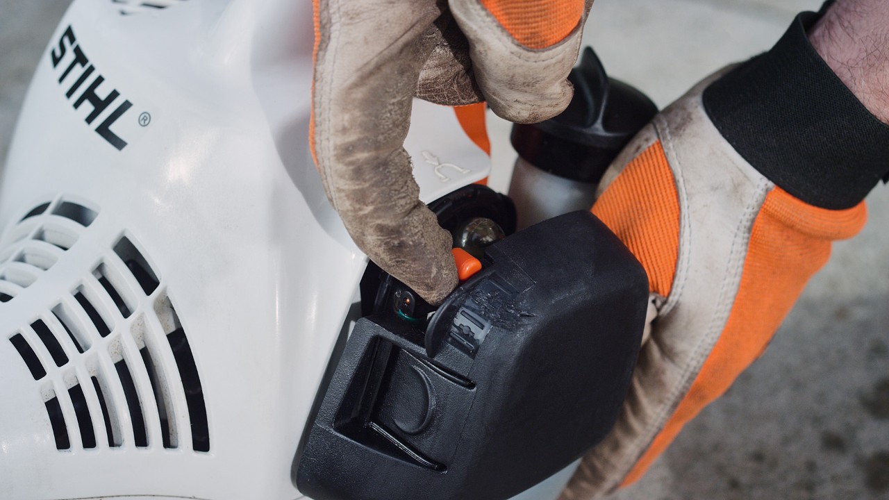 A STIHL FS 38 benzinmotoros kaszán működtetik az indítócsappantyú karját