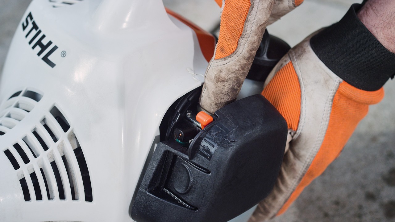 Nyomja meg a STIHL FS 38 benzinmotoros kaszán az üzemanyag-szivattyút