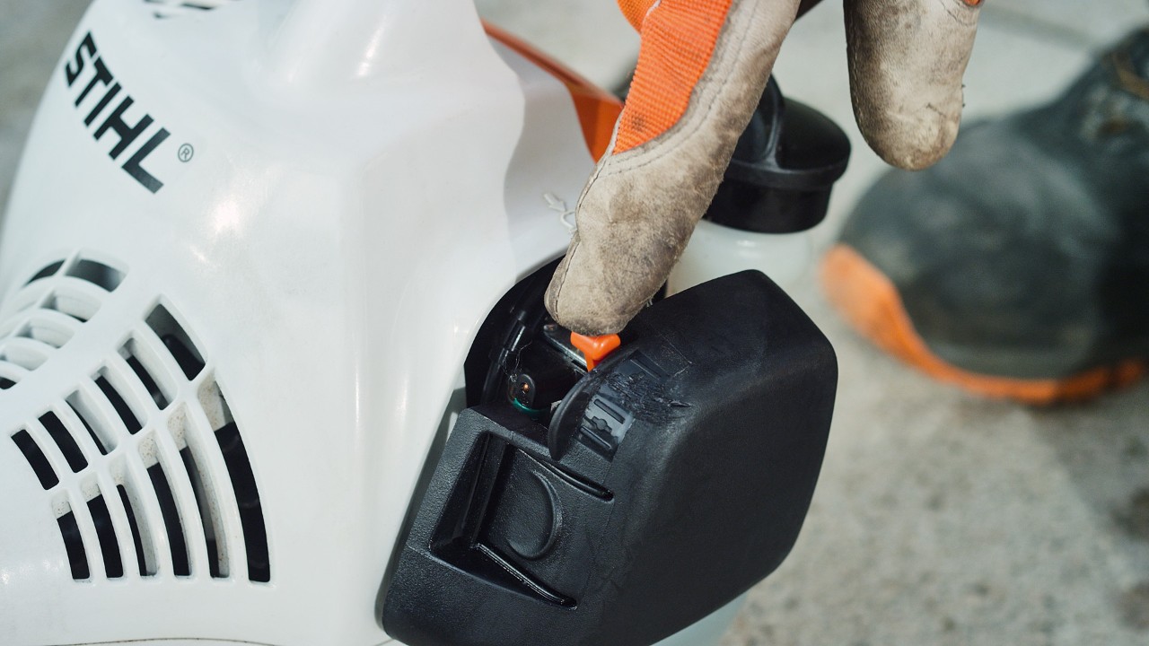 A STIHL FS 38 benzinmotoros kaszán kinyitják a szívatót