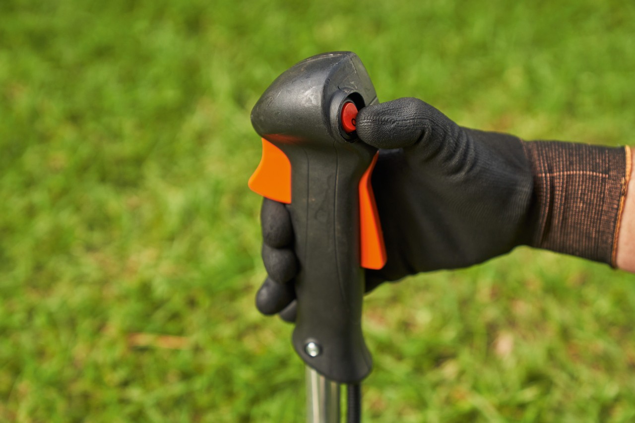 Egy férfi leállítja a STIHL FS 56 benzinmotoros kaszát