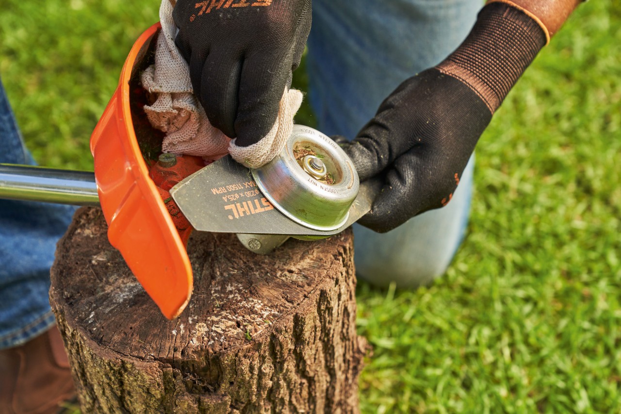 A STIHL motoros kasza kését nedves törlőkendővel kell megtisztítani