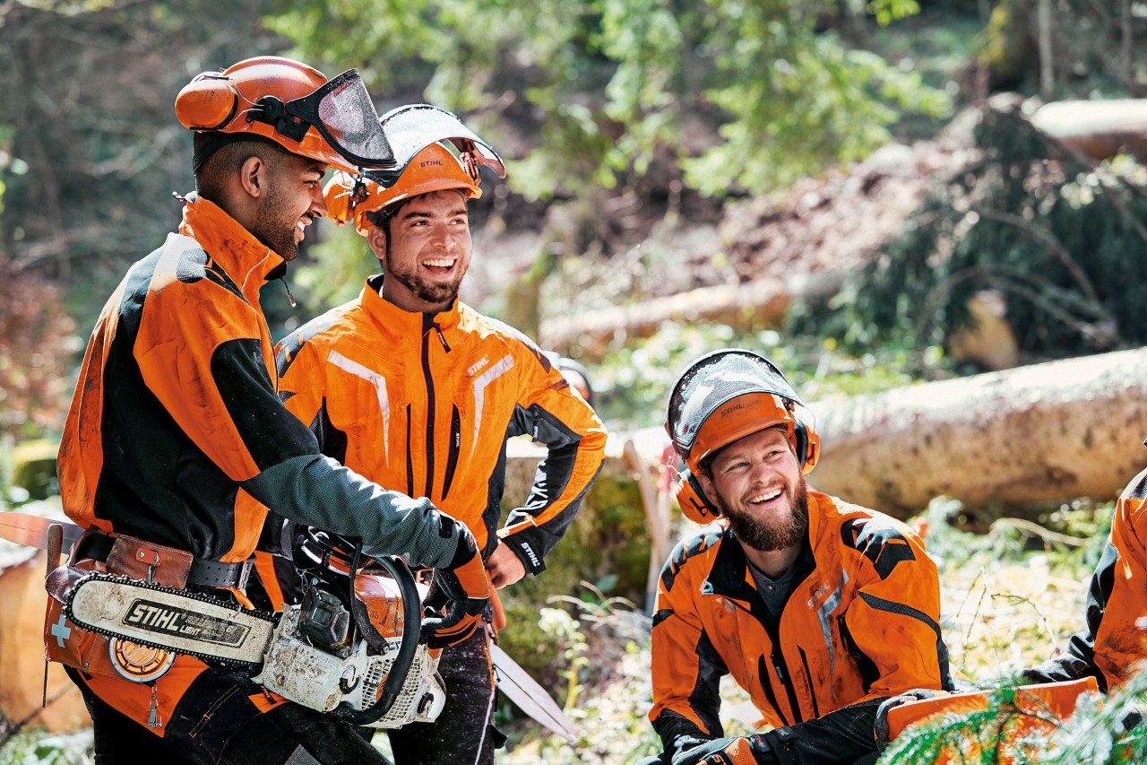 Erdészeti dolgozó STIHL védőruházatban STIHL MS 462 modellel az erdőben