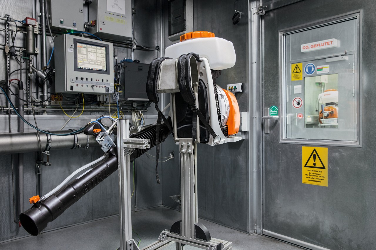 STIHL készülék CO2-értékének ellenőrzése a fejlesztés során