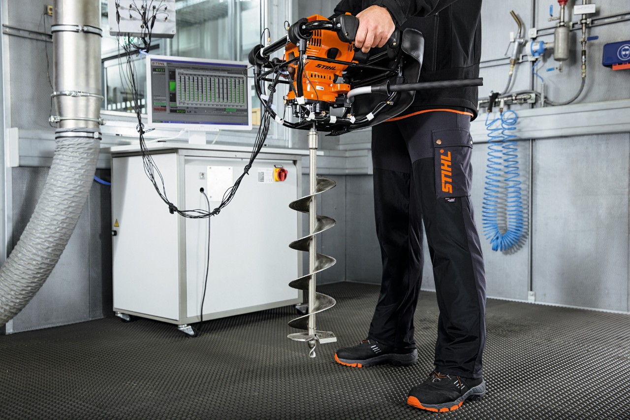 Egy STIHL készülék vibrációs terhelését tesztelik