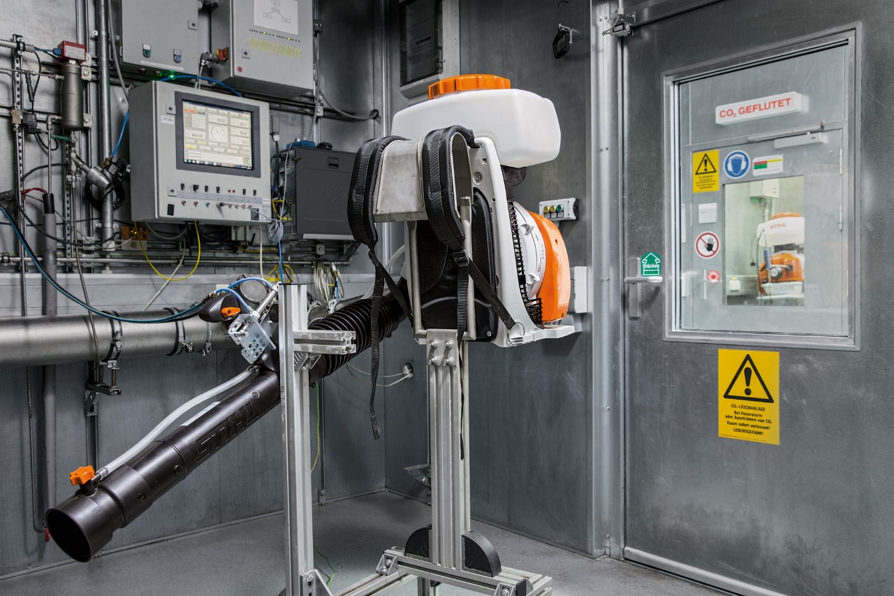 STIHL készülék CO2-értékének ellenőrzése a fejlesztés során 