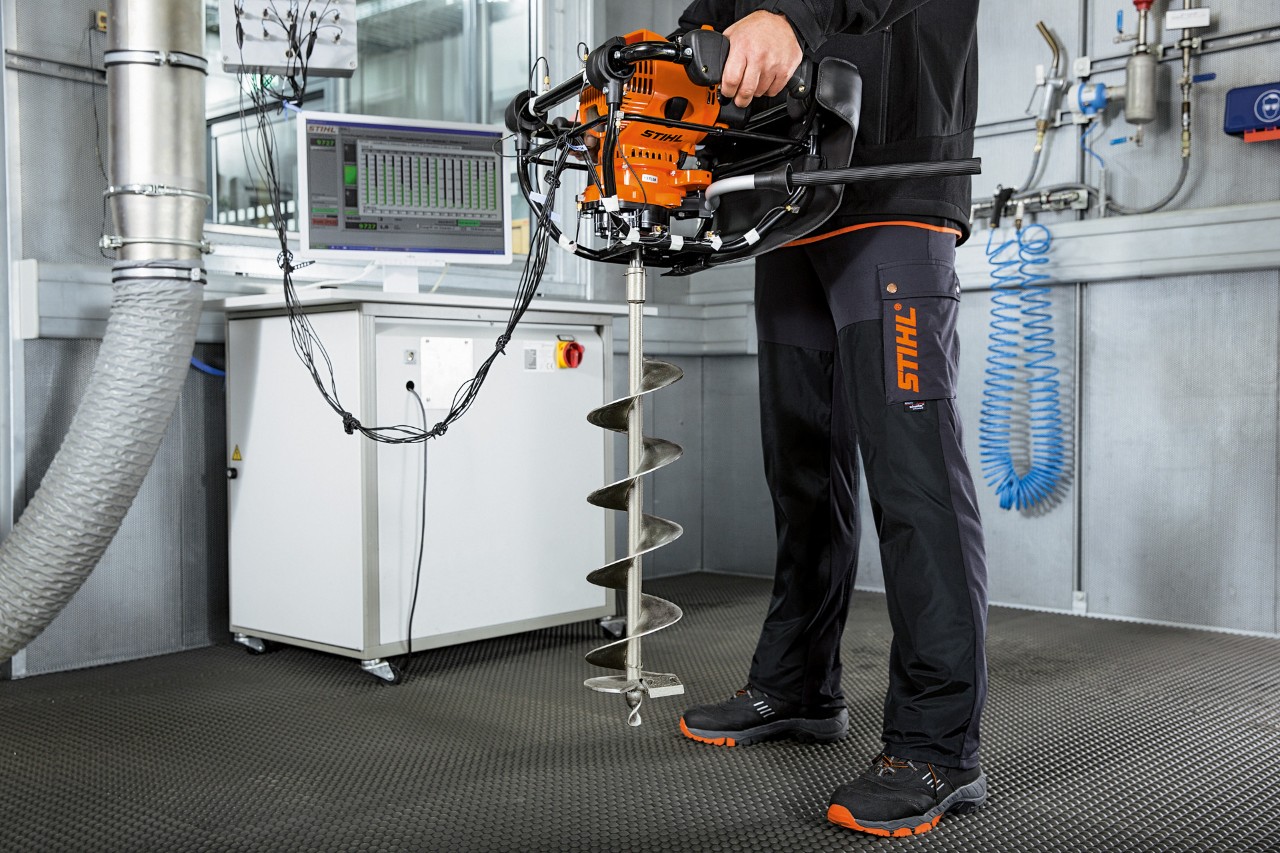 Egy STIHL készülék vibrációs terhelését tesztelik 