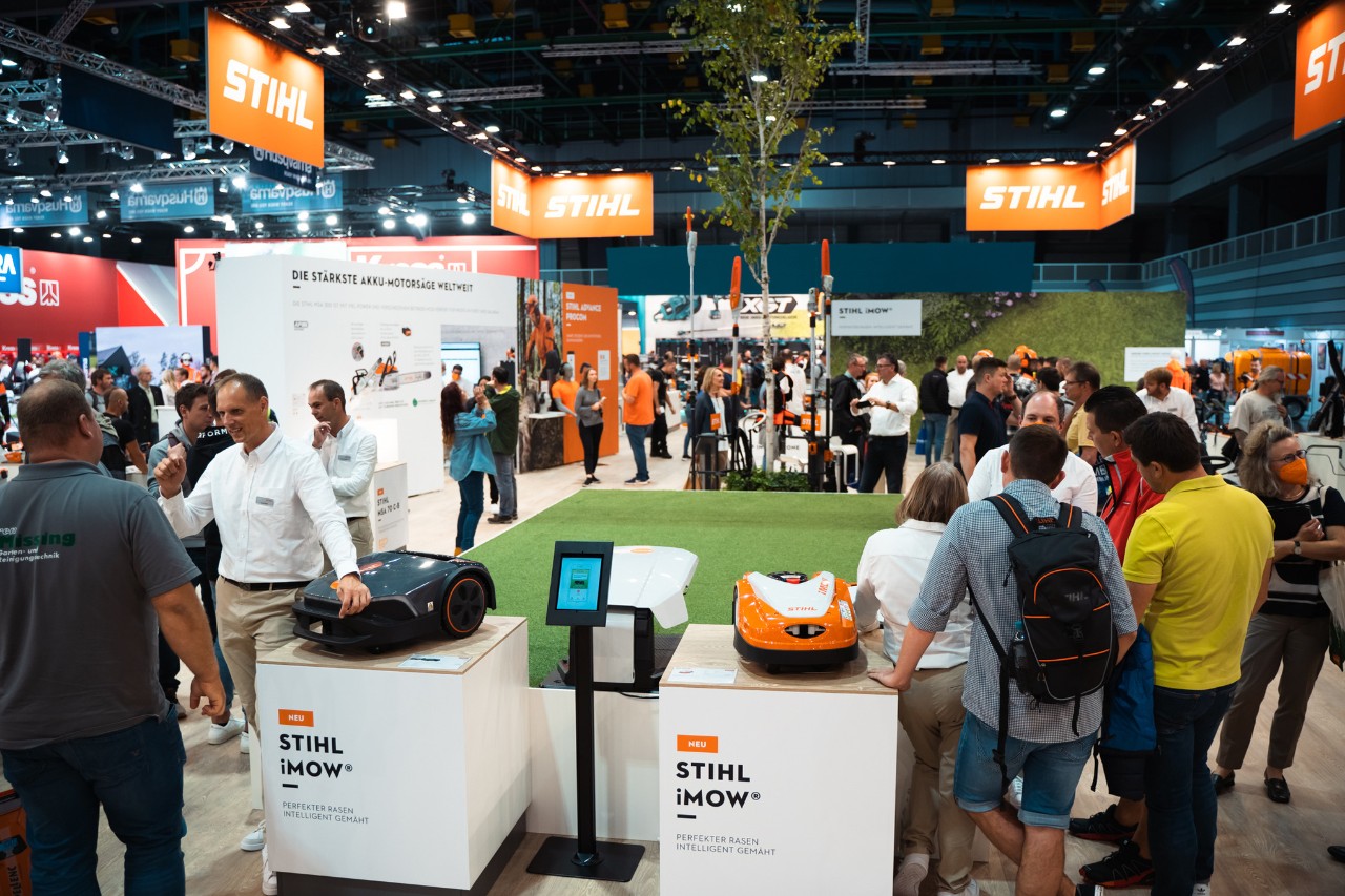 STIHL beltéri vásári stand, többek között kiállított iMOW® robotfűnyírókkal