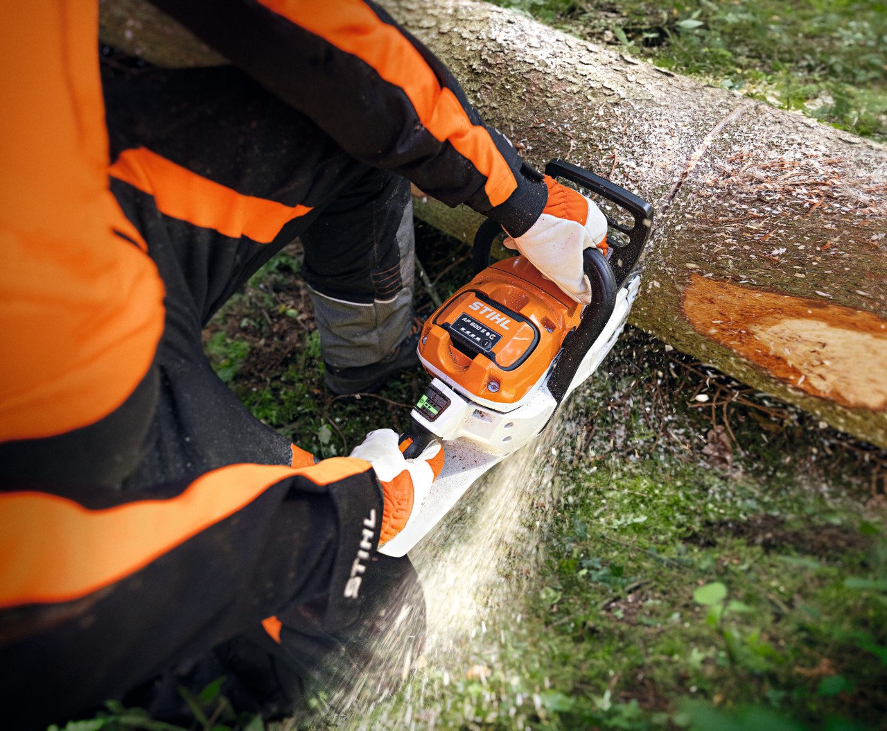 Közeli kép, ahogy valaki fát vág a STIHL MSA 300 akkumulátoros motorfűrésszel