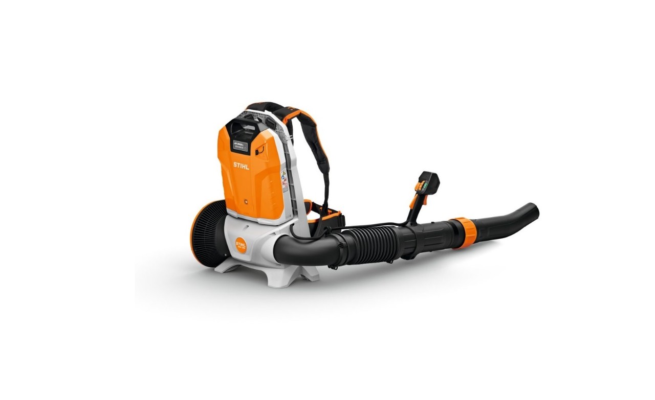 STIHL SE 33 porszívó fehér háttér előtt
