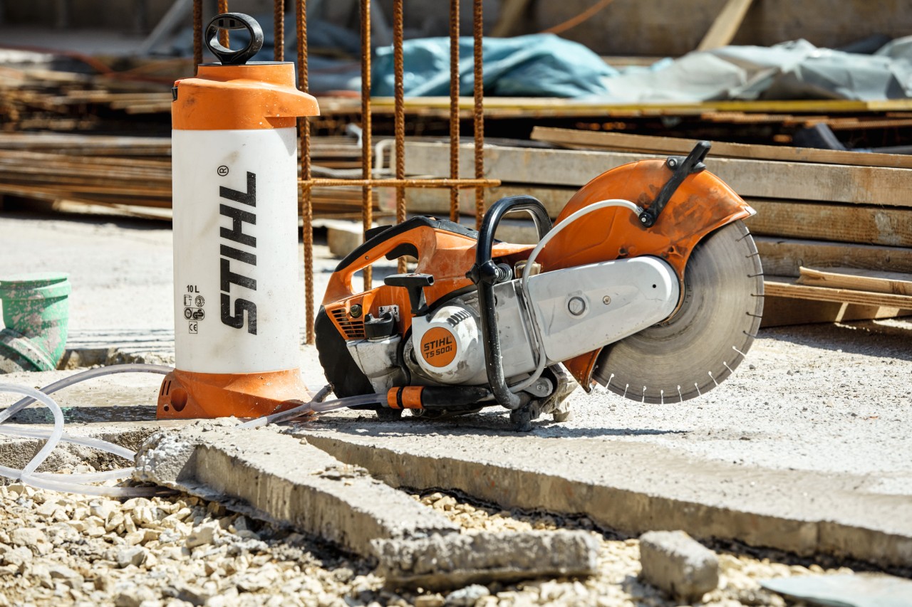 STIHL TS 500i benzines vágótárcsás gép építési területen