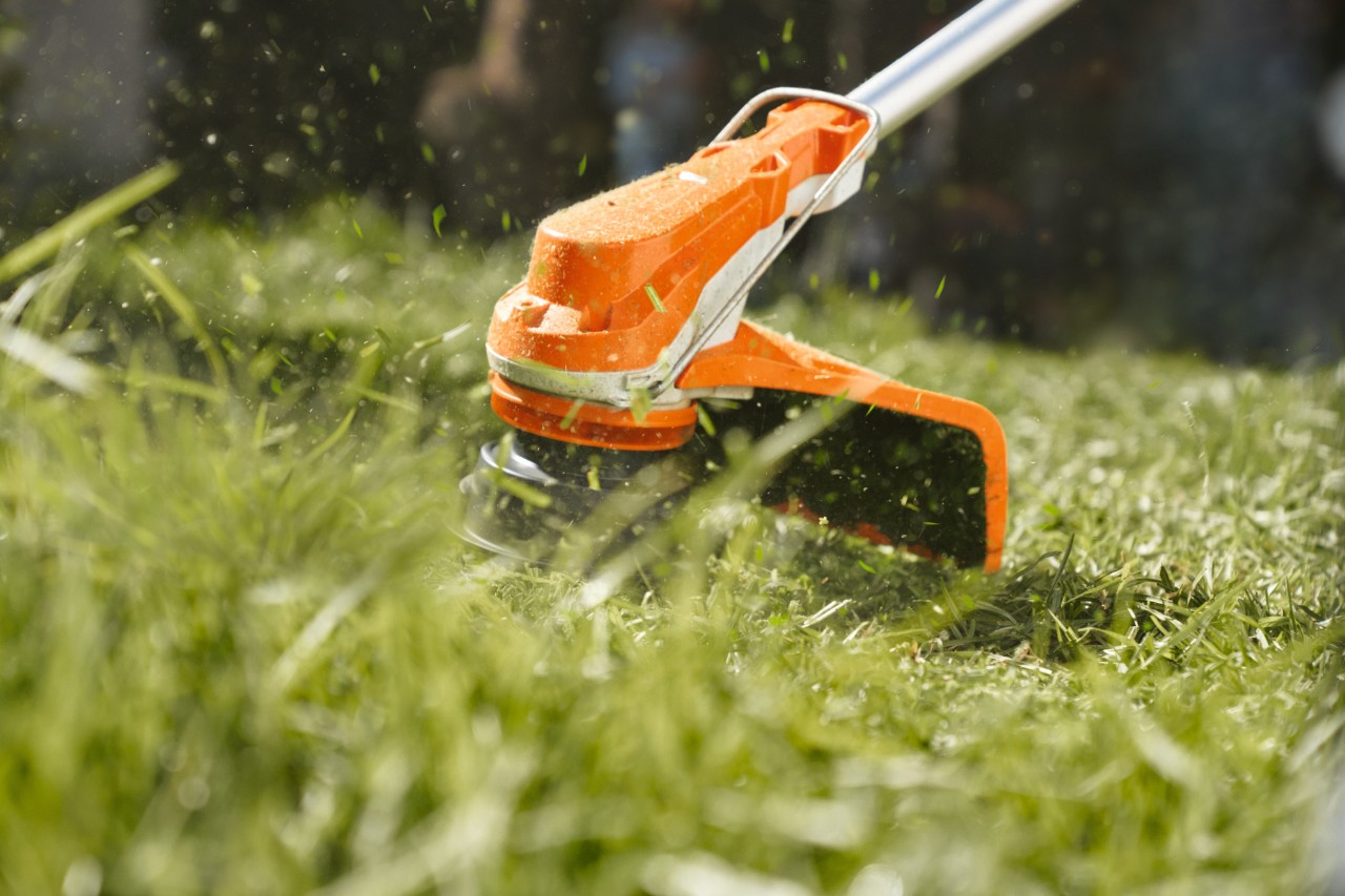 Fűnyírás STIHL FSA 60 R akkumulátoros motoros kaszával