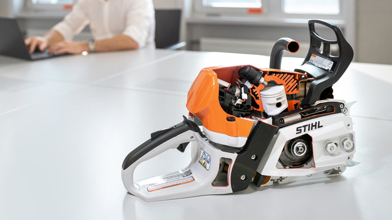 Látható magnéziumdugattyú egy STIHL MS 400 C-M lemez nélküli benzines láncfűrészben