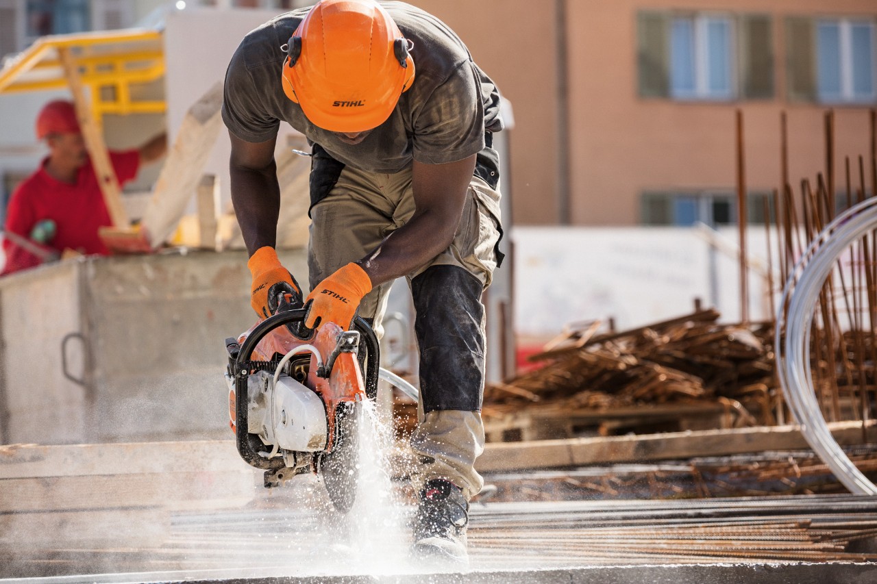 Egy férfi egy építkezésen egy STIHL TS 500i vágótárcsás géppel dolgozik