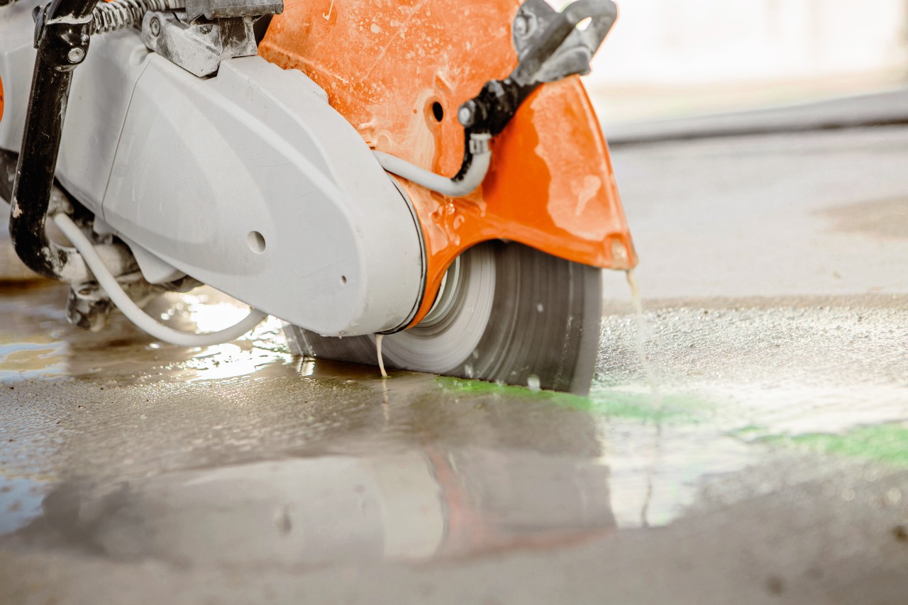 Gyémánttárcsával felszerelt STIHL TS 440 vágótárcsás gép működésben