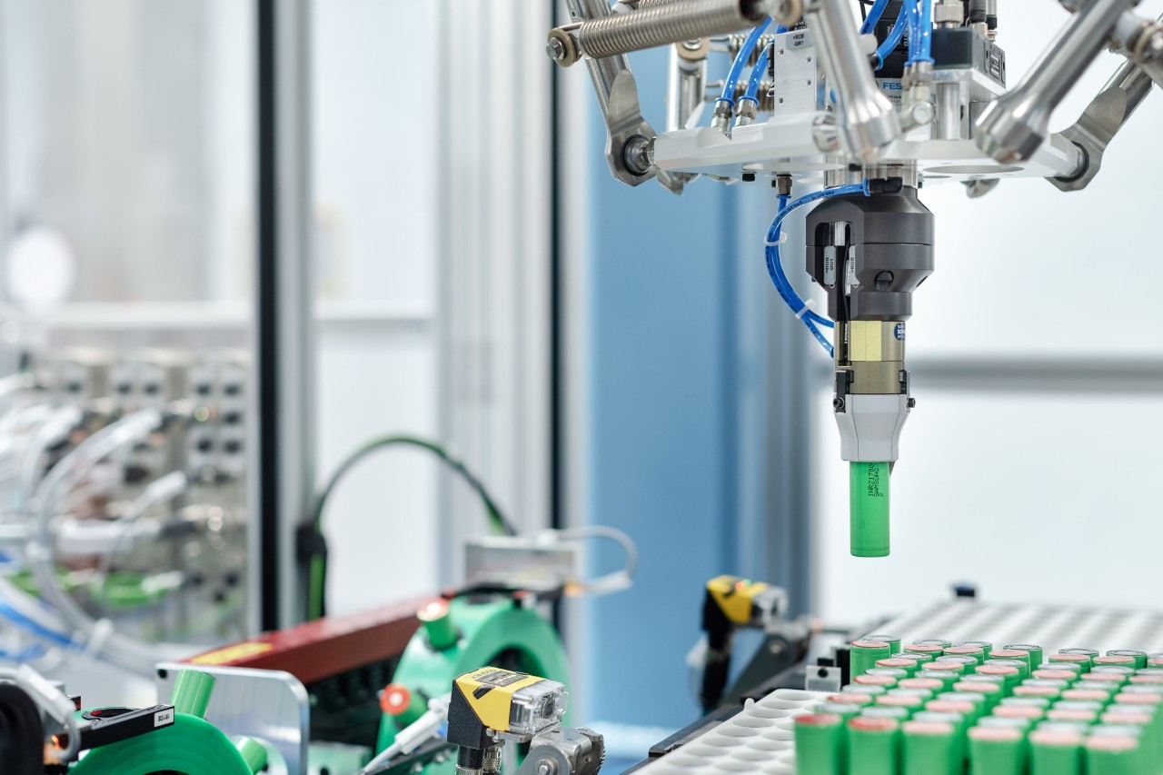 Egy Pick-and-Place robot akkumulátorcellákat helyez a cellatartókba