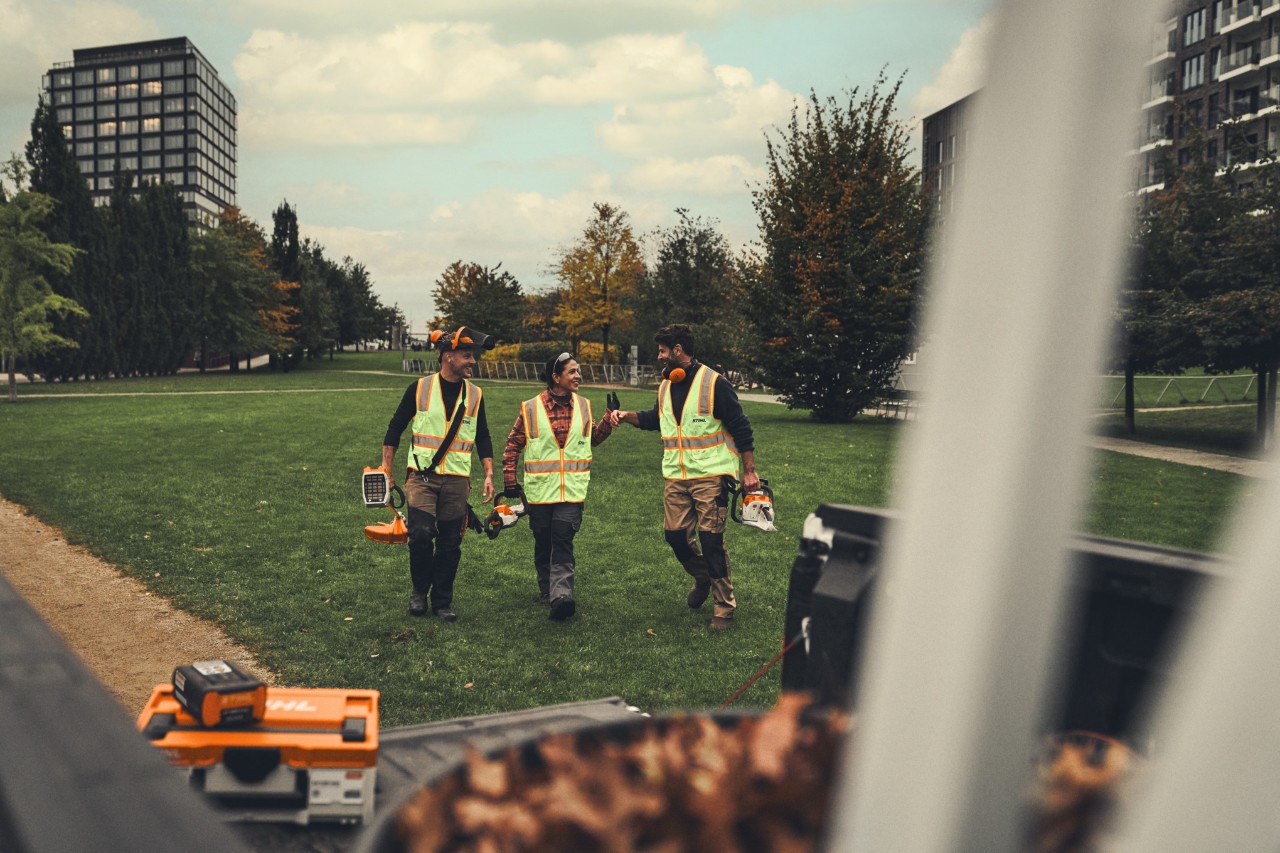 Csapat munka után a járműhöz visszatérő úton a STIHL akkumulátoros szerszámokkal