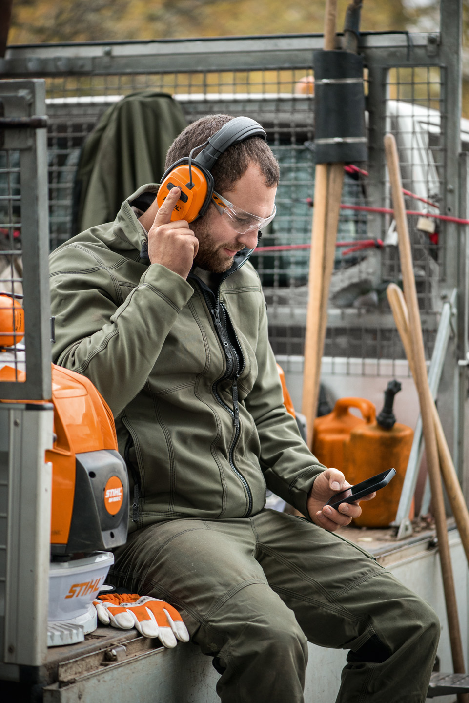 Rádiós vagy Bluetooth®-os fülvédők is kaphatók, ilyen például a STIHL Dynamic fülvédő Bluetooth® (BT) funkcióval.