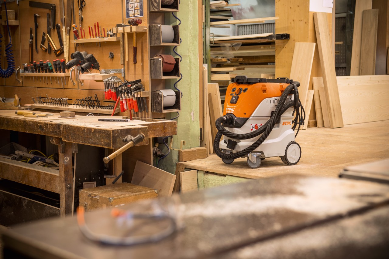 STIHL SE 133 ME száraz-nedves porszívó egy műhelyben