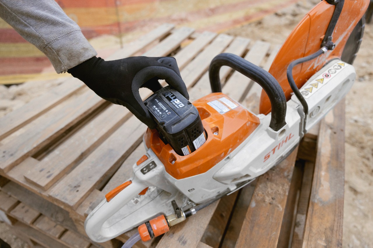Az ALLPRO STIHL AP 300 P akkumulátort a STIHL TSA 350 akkumulátoros vágófűrészben használják.