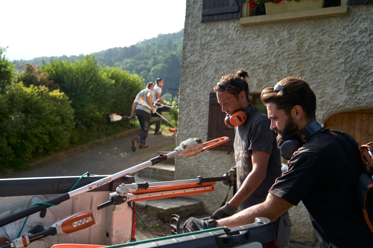 Julien Loquarelli, a kerttervező, munkatársaival együtt kirakja a járműből a STIHL-felszerelést.