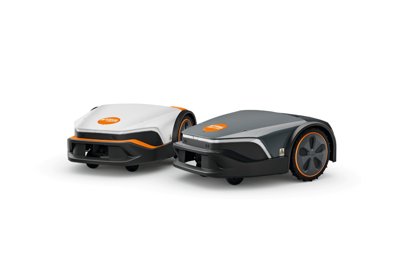 STIHL iMOW® és STIHL iMOW® EVO fehér háttér előtt