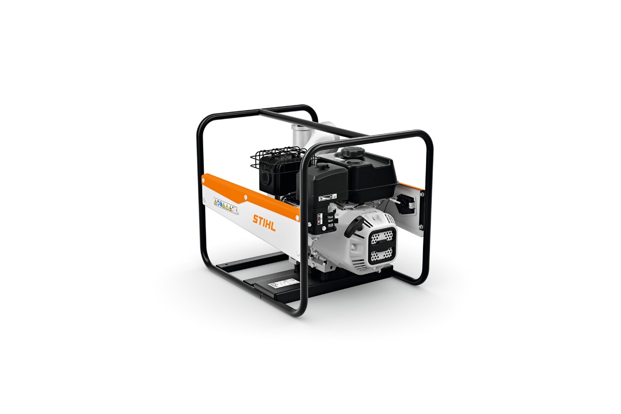 STIHL WP 900 vízszivattyú fehér háttér előtt