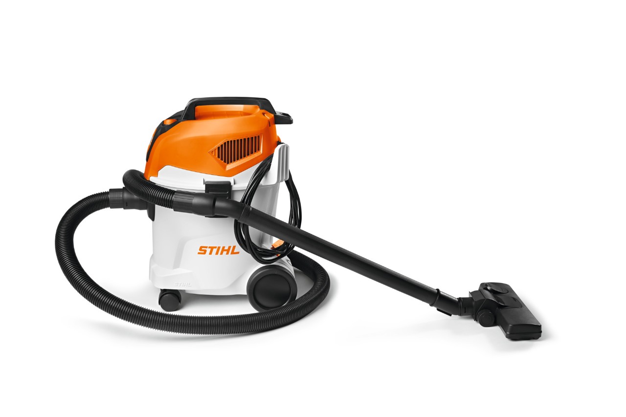 STIHL SE 33 porszívó fehér háttér előtt