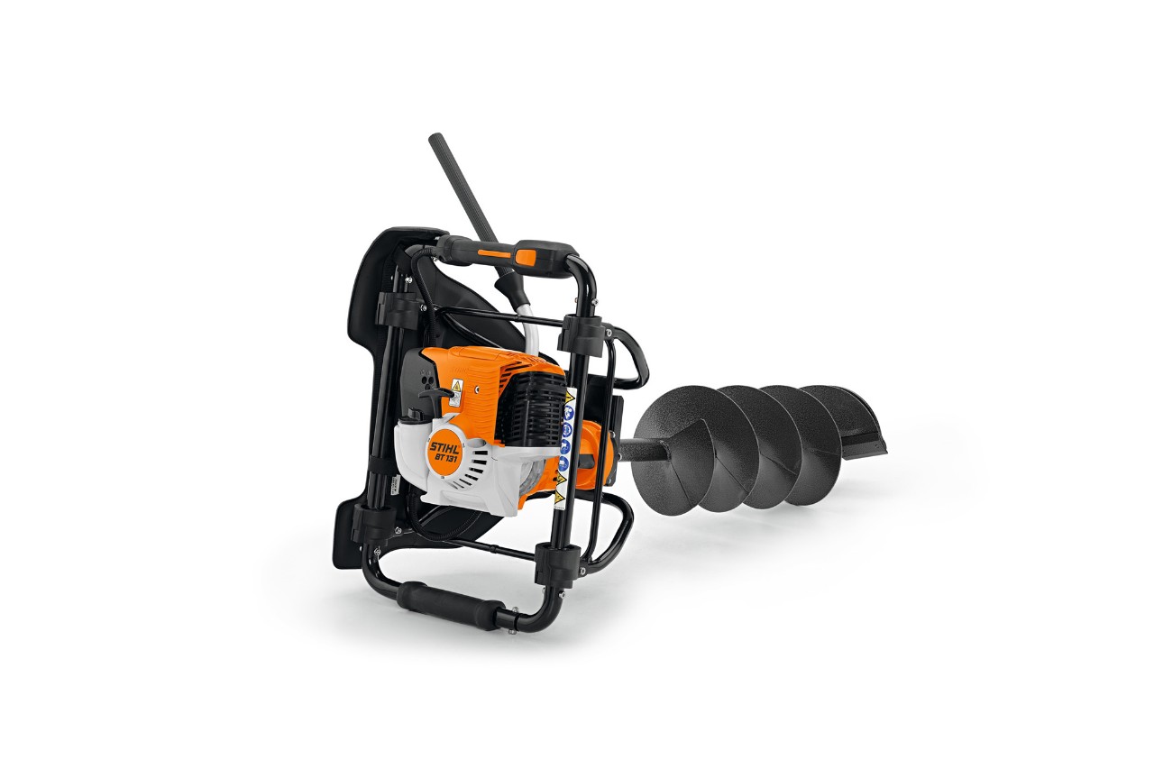 STIHL BT 131 talajfúró gép fehér háttér előtt